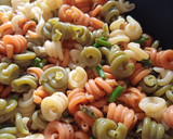 Foto del paso 4 de la receta: Trottole vegetales con espárragos trigueros y pesto rojo
