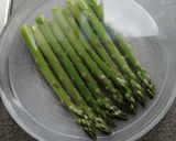 Foto del paso 5 de la receta: Ensalada templada de espárragos verdes con vinagreta de pera