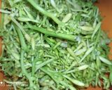 Foto langkah ke 1 dari resep Tumis bunga daun pepaya teri.