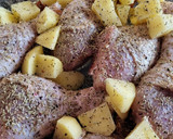 Foto del paso 2 de la receta: Muslitos de pollo con patatas al romero