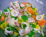 Hình bước làm 3 của món Mực xào cà chua,thơm,hành tây,rau cần