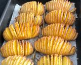 Une image de l'étape 3 de Pommes de terre rôties à la suédoise - hasselback potatoes.