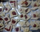 Foto del paso 4 de la receta: Facturas con dulce de membrillo, pastelera y dulce de leche