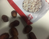 A picture of step 1 of Dates peanuts cookies.