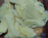 Foto langkah ke 2 dari resep Potato Cheese Omelette.