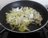 Foto del paso 7 de la receta: Merluza al limón al horno con salsa de verduras, cítricos y nata