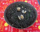 Foto del passaggio 10 della ricetta Tagliolini neri alle vongole