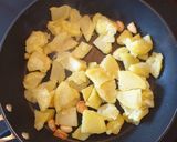 Foto del paso 3 de la receta: Patatas con borrajas rehogadas con ajo y pimentón: Guarnición ideal de carnes/pescado