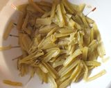 Foto del paso 2 de la receta: Patatas con borrajas rehogadas con ajo y pimentón: Guarnición ideal de carnes/pescado