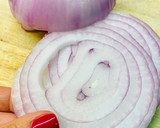Foto del passaggio 1 della ricetta Fusilli con Cipolla di Breme e Tartare di Tonno ai pomodorini
