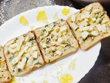 चीज़ गार्लिक ब्रेड स्टिक्स (cheese garlic bread stick recipe in Hindi)