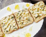 चीज़ गार्लिक ब्रेड स्टिक्स (cheese garlic bread stick recipe in Hindi) रेसिपी चरण 2 फोटो