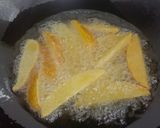 Gambar langkah 2 resipi Homemade Cheesy Wedges.