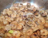Foto del paso 1 de la receta: Arroz con Gambas y almejas
