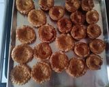 Foto langkah ke 5 dari resep Portuguese egg tart Lotus Biscoff.