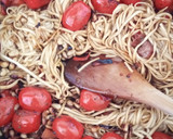 Foto del paso 7 de la receta: Noodles con verduras, cherrys y cerdo con piñones al Wok