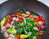 Foto langkah ke 4 dari resep Ayam Ketumbar Oseng Bawang.
