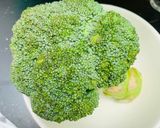 Hình bước làm 2 của món Cá chình kho tiêu ăn kèm bông cải xanh luộc