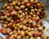A picture of step 3 of Dry chana masala.