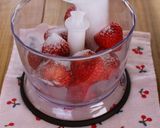 A picture of step 2 of Creamy Strawberry Milk Jelly Pudding.