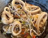 Foto langkah ke 5 dari resep Tumis Cumi Tauge Jamur.