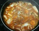Hình bước làm 5 của món Tokbokki mực kim chi của Mei