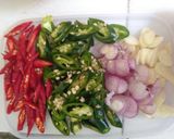 Foto langkah ke 2 dari resep Cumi Asin Masak Cabe Hijau.