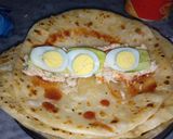 A picture of step 4 of Chicken egg paratha roll.