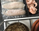 Foto del paso 1 de la receta: Pescado al horno, con salsa de setas, gambones al ajillo y arroz blanco