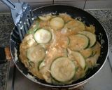 Foto del paso 2 de la receta: Tortilla de calabacín (zapallo italiano)