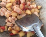 A picture of step 2 of Pear stew pork belly.