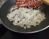Foto del paso 5 de la receta: Pizza de espinacas, cebolla, bacon y aceitunas negras