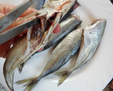 Foto del paso 1 de la receta: Xureliños o txitxarros aromatizados al horno