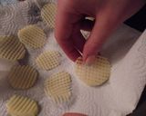 Ażurkowe chipsy ziemniaczane krok przepisu 2 zdjęcie