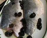 Foto del paso 2 de la receta: Lubina al horno con aceitunas y limón