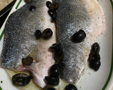 Foto del paso 2 de la receta: Lubina al horno con aceitunas y limón