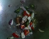 Foto langkah ke 2 dari resep Tumis Pentol Jamur.