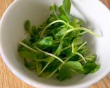 รูปขั้นตอนการทำที่ 1 ของ ซุปมิโสะ โต้วเหมี่ยว 豆苗 の 味噌汁