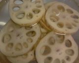 A picture of step 2 of Spicy Lotus Root Kimpira Stir-fry.