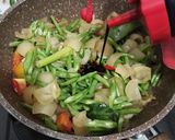 Foto langkah ke 5 dari resep Oseng Kikil Buncis.