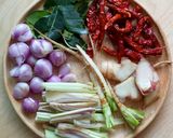 รูปขั้นตอนการทำที่ 4 ของ ต้มโคล้งกุ้งย่างใบะขามอ่อน