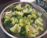 Foto langkah ke 3 dari resep Tumis brocoli bawang putih.