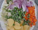 صورة لخطوة 2 من وصفة خضار فى الفرن🫛🥕🧅🧄