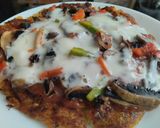 Foto del paso 5 de la receta: Pizza de champiñones y pimientos con masa de zanahoria y coliflor🍕🧀🍳🥕🍄‍🟫🫑