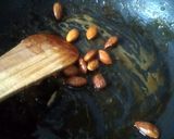 A picture of step 2 of Caramel banana & almonds milkshake.