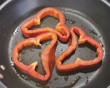 Foto del paso 2 de la receta Montadito de pavo, pimiento, tortilla y cebolla caramelizada