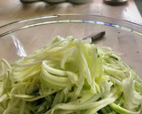 Foto del paso 1 de la receta: Spaghetti de calabacín con gambas
