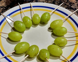 Foto del paso 1 de la receta: Chupa-chups de uvas bañadas de chocolate