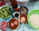 รูปขั้นตอนการทำที่ 1 ของ เส้นหมี่ผัดซีอิ๊วกุ้งและหมูนุ่ม