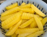 Hình bước làm 1 của món Món cho bé: Salad trộn thịt bò và Khoai tây chiên lắc phô mai